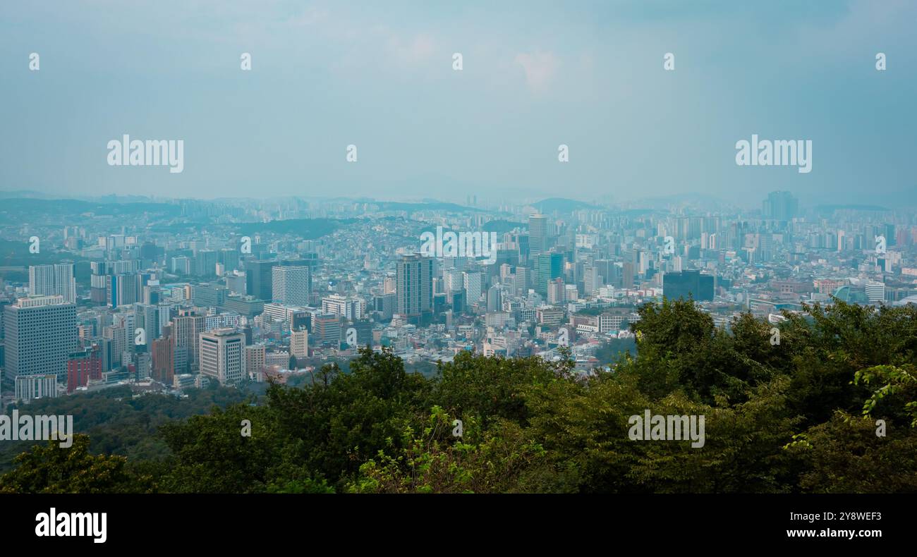 Panoramablick auf den Sonnenuntergang von Seoul, Korea vom Namsam Mountain an einem stimmungsvollen Tag Stockfoto
