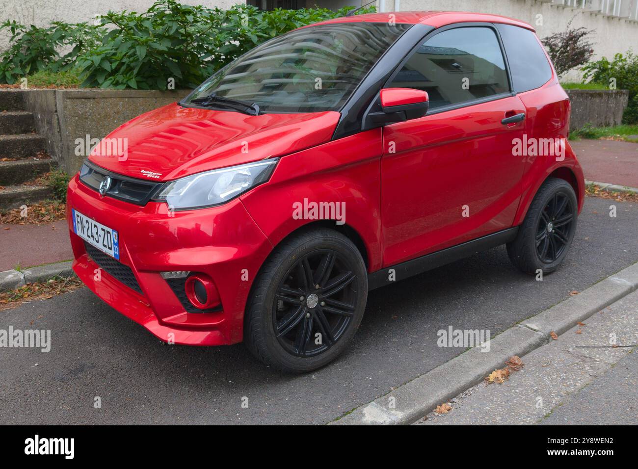 Bordeaux, Frankreich - 10 03 2024 : aixam Micro Red Small Car Markentext und Logo des französischen Kleinwagens ohne Führerschein Stockfoto