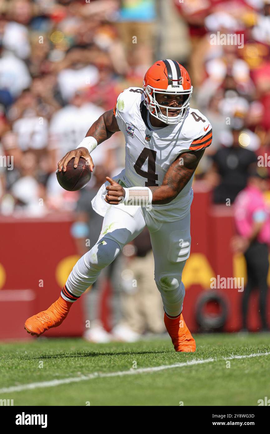 Landover, MD. USA; Cleveland Browns Quarterback Deshaun Watson (4) knallt sich aus der Tasche und läuft mit dem Ball während eines NFL-Spiels gegen die Stockfoto