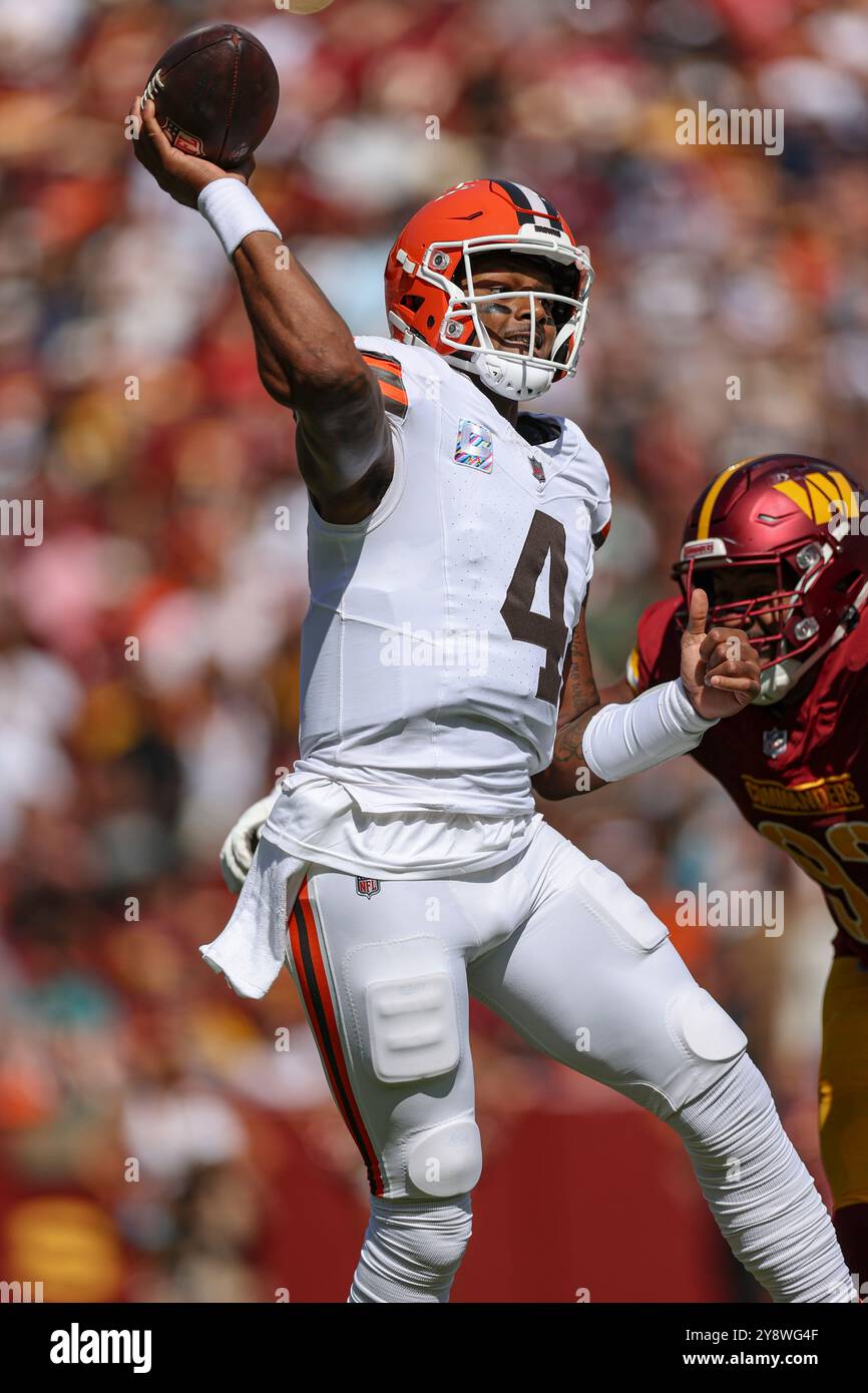 Landover, MD. USA; Cleveland Browns Quarterback Deshaun Watson (4) knallt sich aus der Tasche und gibt den Ball während eines NFL-Spiels gegen die was weiter Stockfoto