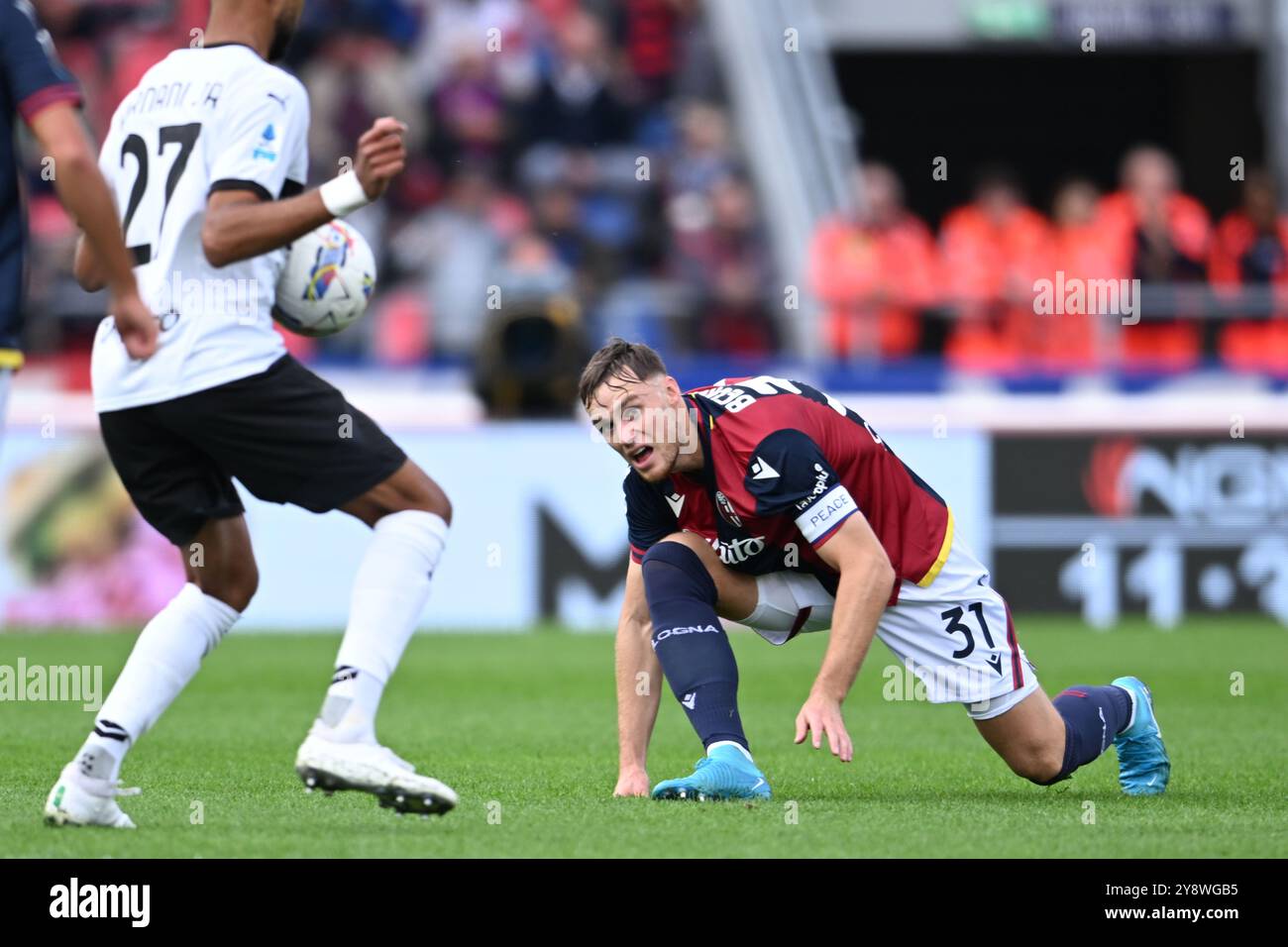 Sam Beukema (Bologna)Hernani Azevedo Junior (Parma) während der Italienischen Serie A Spiel zwischen Bologna 0-0 Parma im Renato Dallara Stadion am 5. Oktober 2024 in Bologna, Italien. (Foto: Maurizio Borsari/AFLO) Stockfoto