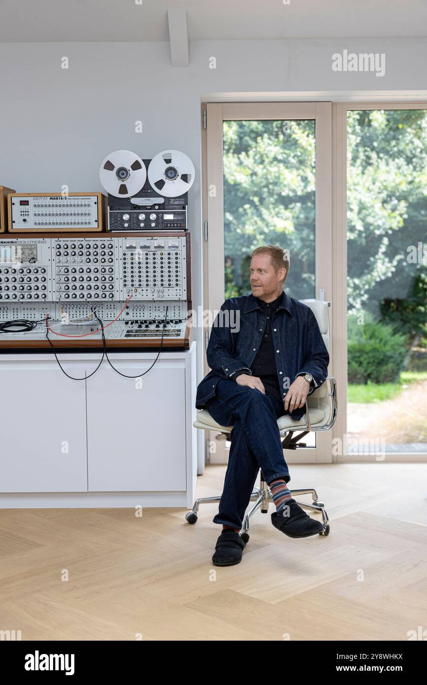 Max Richter mit Synthesizer und Revox in seinem Studio in Oxfordshire / Großbritannien. Stockfoto