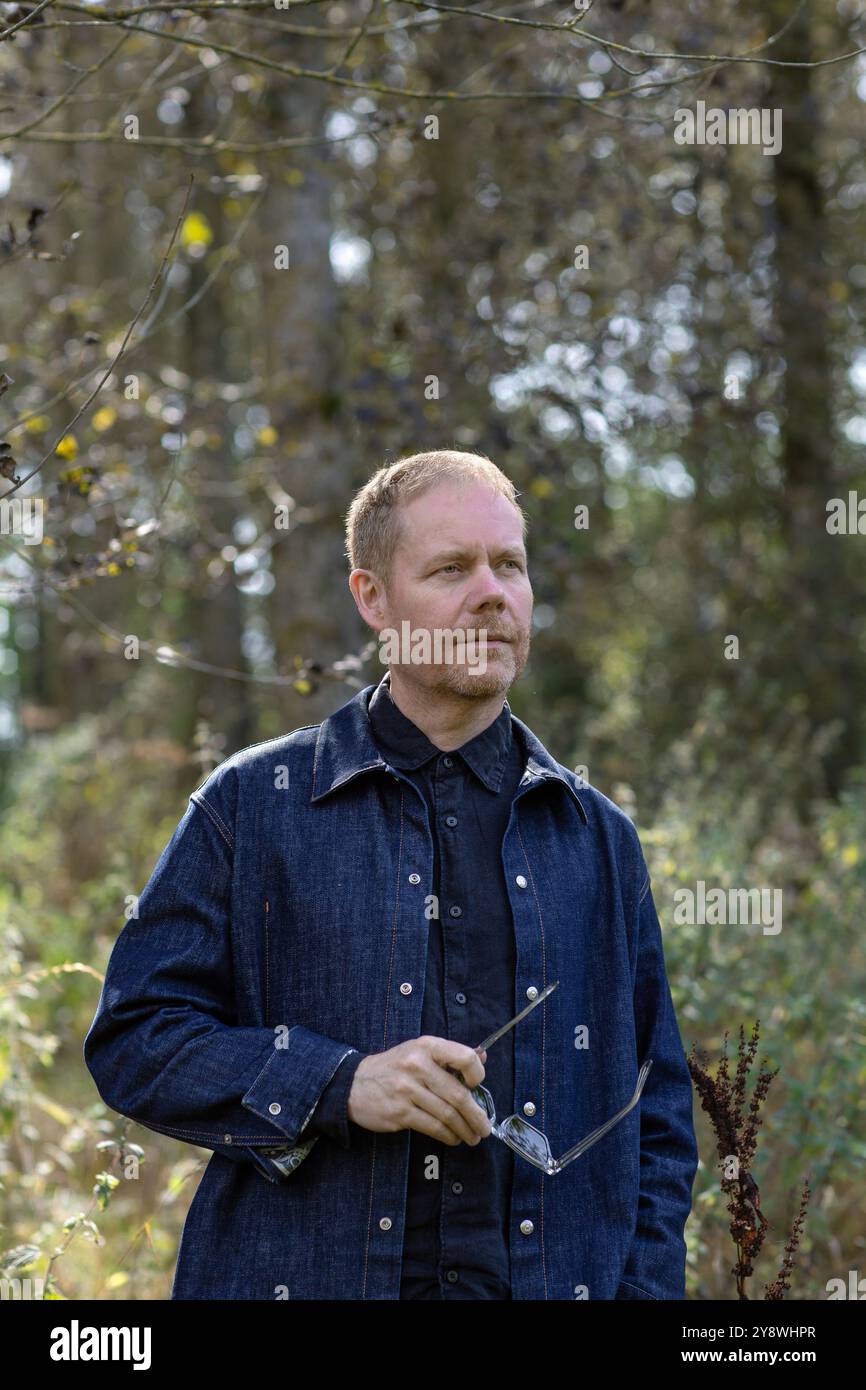 Max Richter in seinem Wald neben seiner spektakulären Landschaft Studio Richter Mahr in Oxfordshire, Großbritannien . Stockfoto
