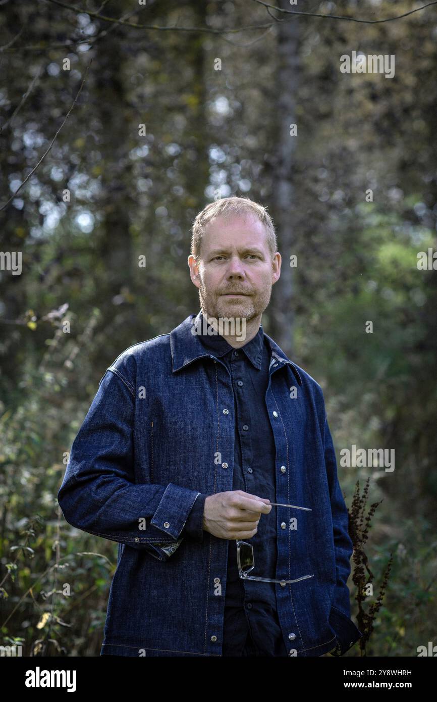 Max Richter in seinem Wald neben seiner spektakulären Landschaft Studio Richter Mahr in Oxfordshire, Großbritannien . Stockfoto