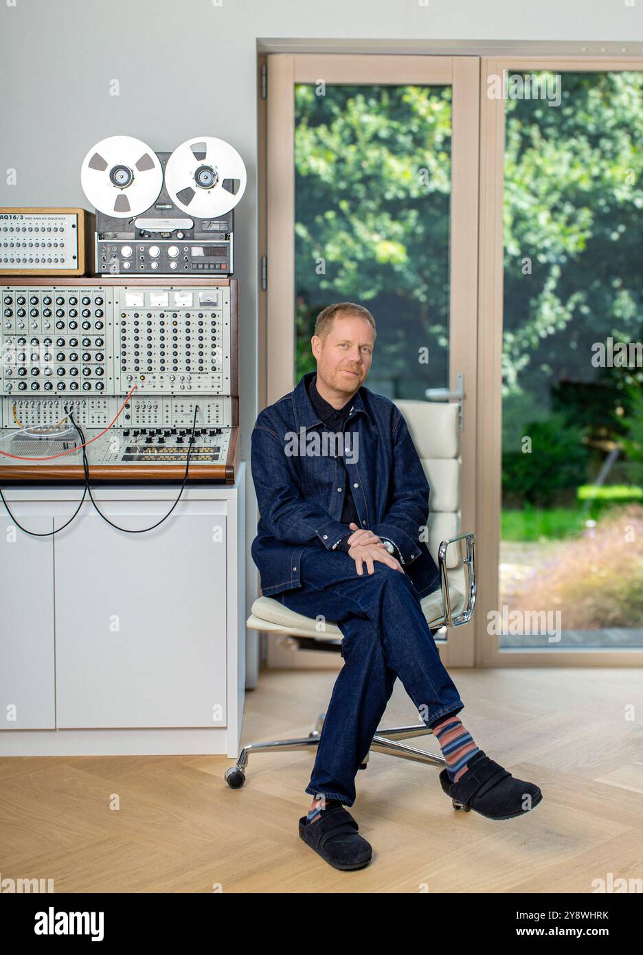 Max Richter mit Synthesizer und Revox in seinem Studio in Oxfordshire / Großbritannien. Stockfoto