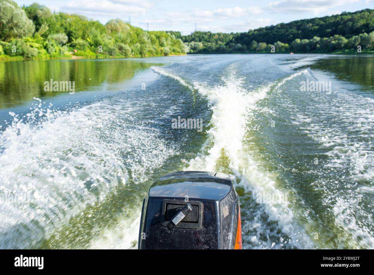 Wellen auf dem Fluss im Sommer vom Motor des dahinter liegenden Bootes. Wasserfahrt, Flussschifffahrt, Inlandstourismus Stockfoto