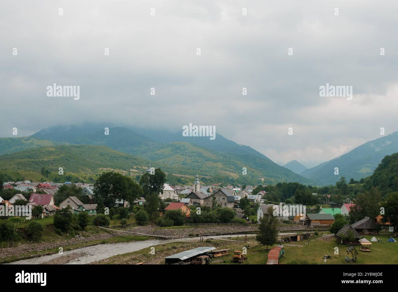 Ruhiges Bergdorf Unter Den Weichen Grauen Wolken. Stockfoto