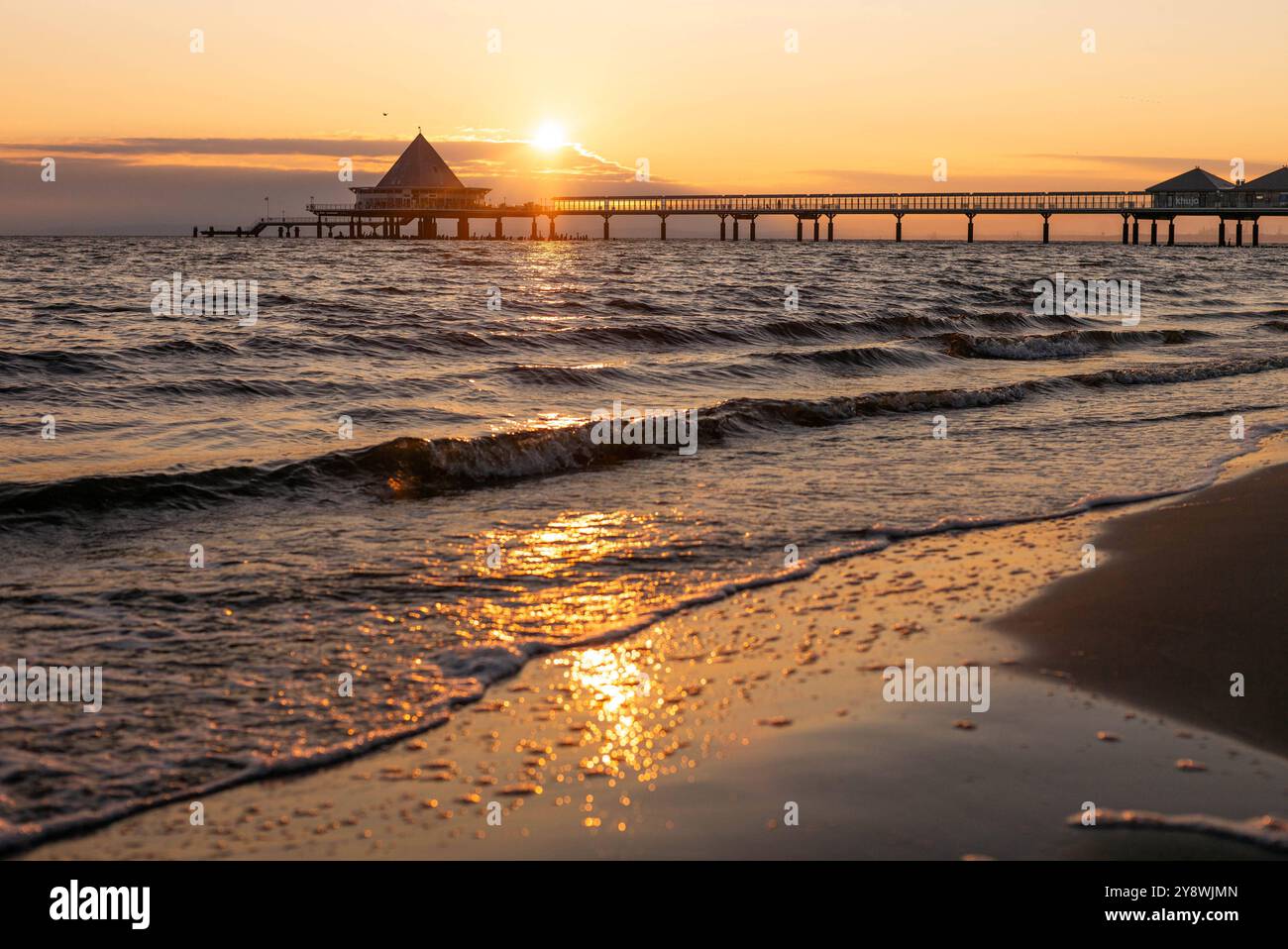 Wunderschöner Sonnenaufgang am Ostseestrand auf Usedom im Seebad Heringsdorf, einem der 3 Kaiserbäder. Im Hintergrund die Markante Seebrücke von Heringsdorf. Strand *** schöner Sonnenaufgang am Ostseestrand auf Usedom im Badeort Heringsdorf, einer der 3 sogenannten Kaiserbäder im Hintergrund der markanten Pier des Strandes Heringsdorf Stockfoto