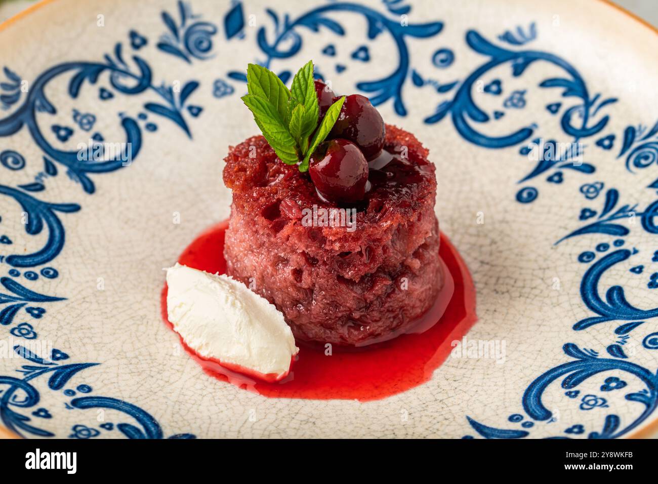 Kirschbrot Kadayif (ekmek kadayifi) mit Büffelcreme auf Holztisch Stockfoto