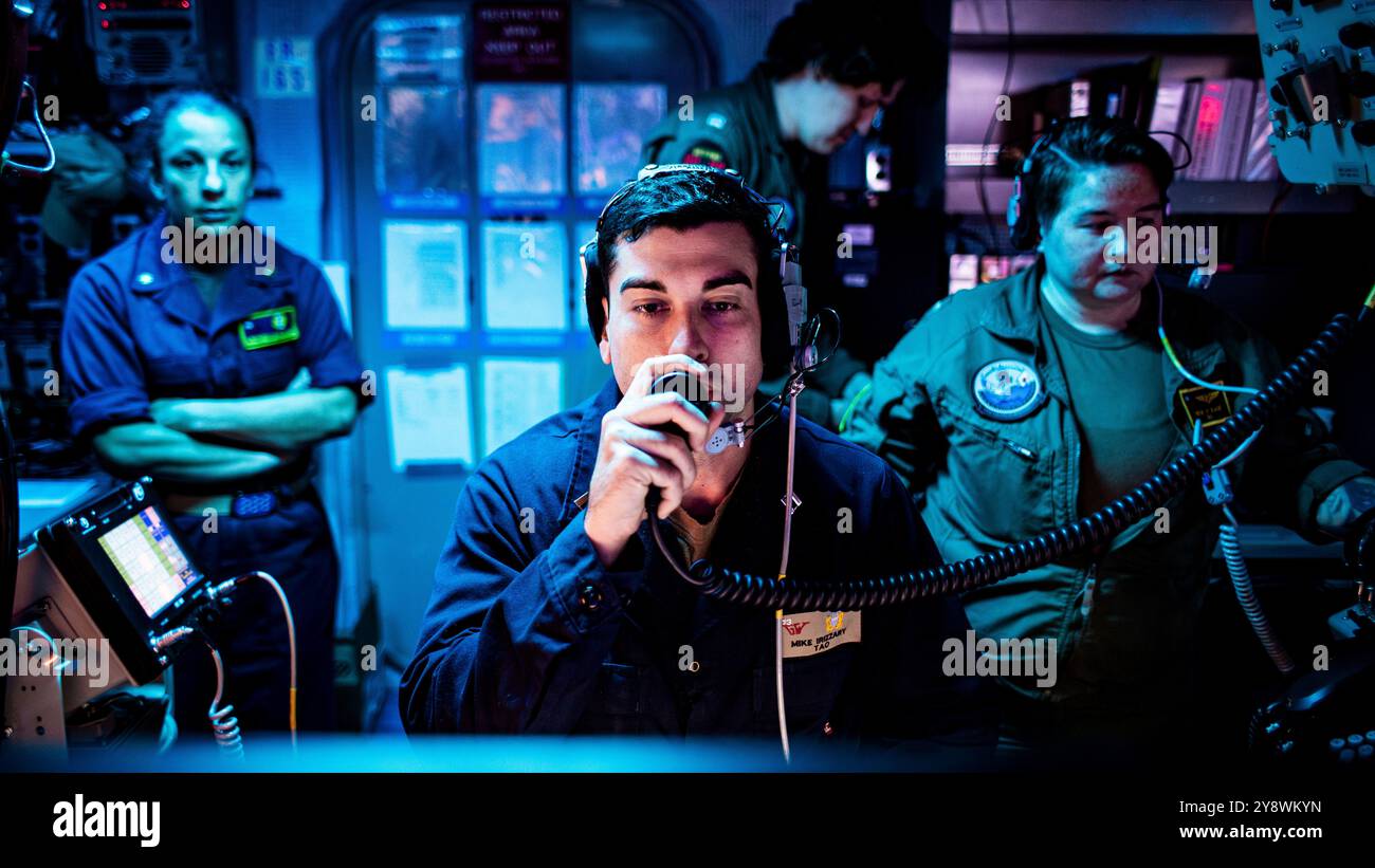 Lieutenant Mike Irizzary aus Los Angeles, ein taktischer Aktionsoffizier, der der Abteilung für Operationen zugeteilt ist, bemannt eine taktische Aktionsbeobachtung während einer liv Stockfoto