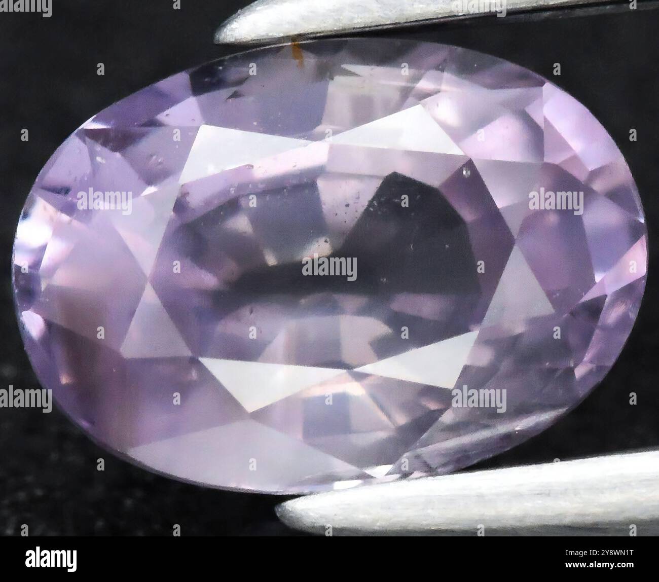 Exquisiter facettierter Amethyst-Edelstein mit dezenten Violetttönen. Stockfoto