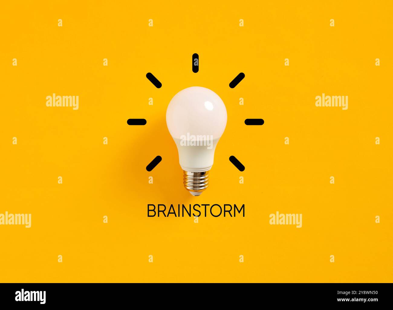 Helle Glühlampe, die das Konzept des Brainstormings symbolisiert. Stockfoto