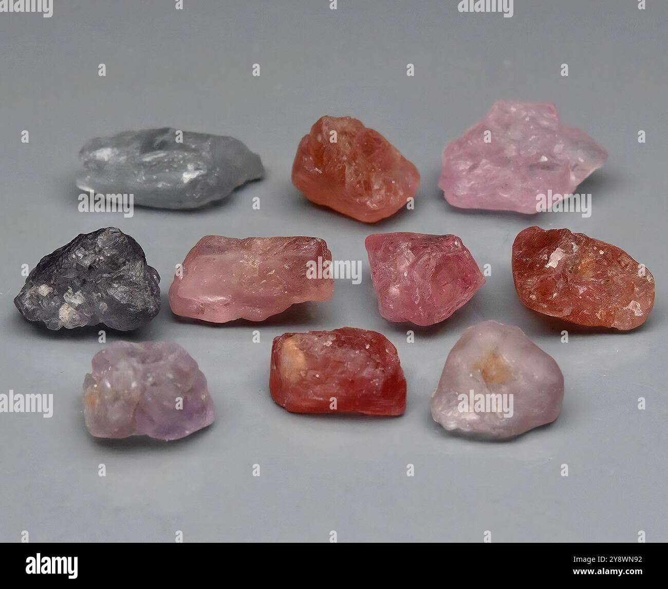 Eine atemberaubende Auswahl an bunten Edelsteinen, die in natürlichem Licht glitzern. Stockfoto