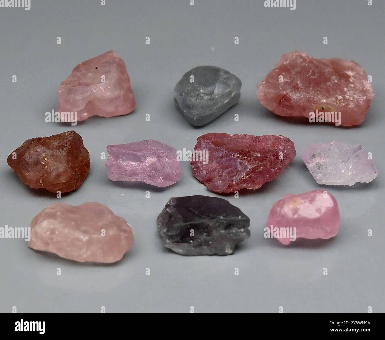 Eine lebendige Auswahl an rohen Edelsteinen, die die Schönheit der Natur zeigen. Stockfoto