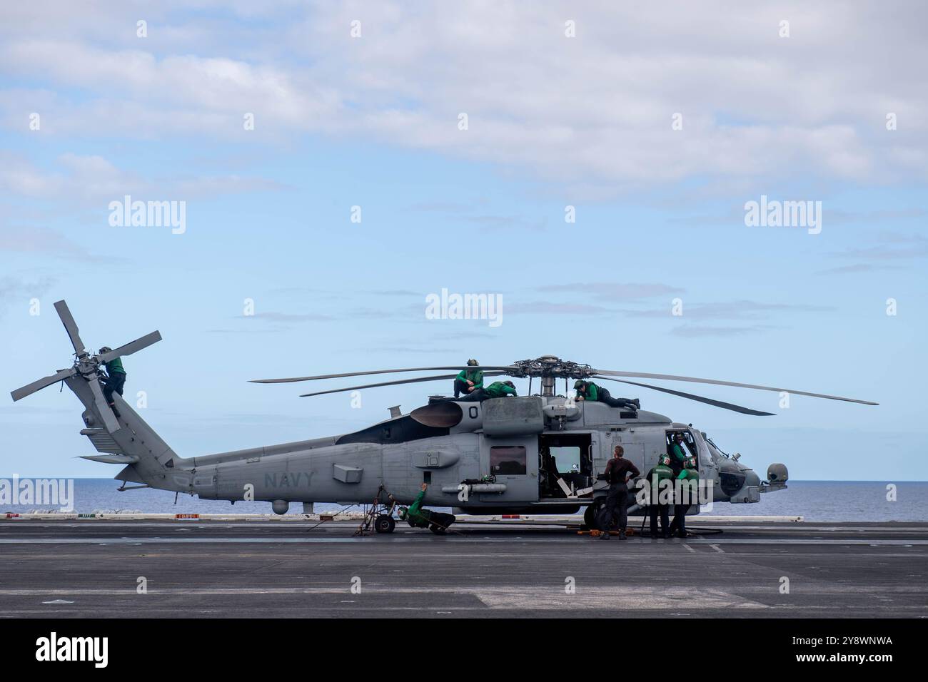 PAZIFIK (5. Oktober 2024) Seeleute der US-Marine führen Wartungsarbeiten an einem MH-60R Sea Hawk durch, der an das „Wolf Pack“ des Helicopter Maritime Strike Sq angeschlossen ist Stockfoto