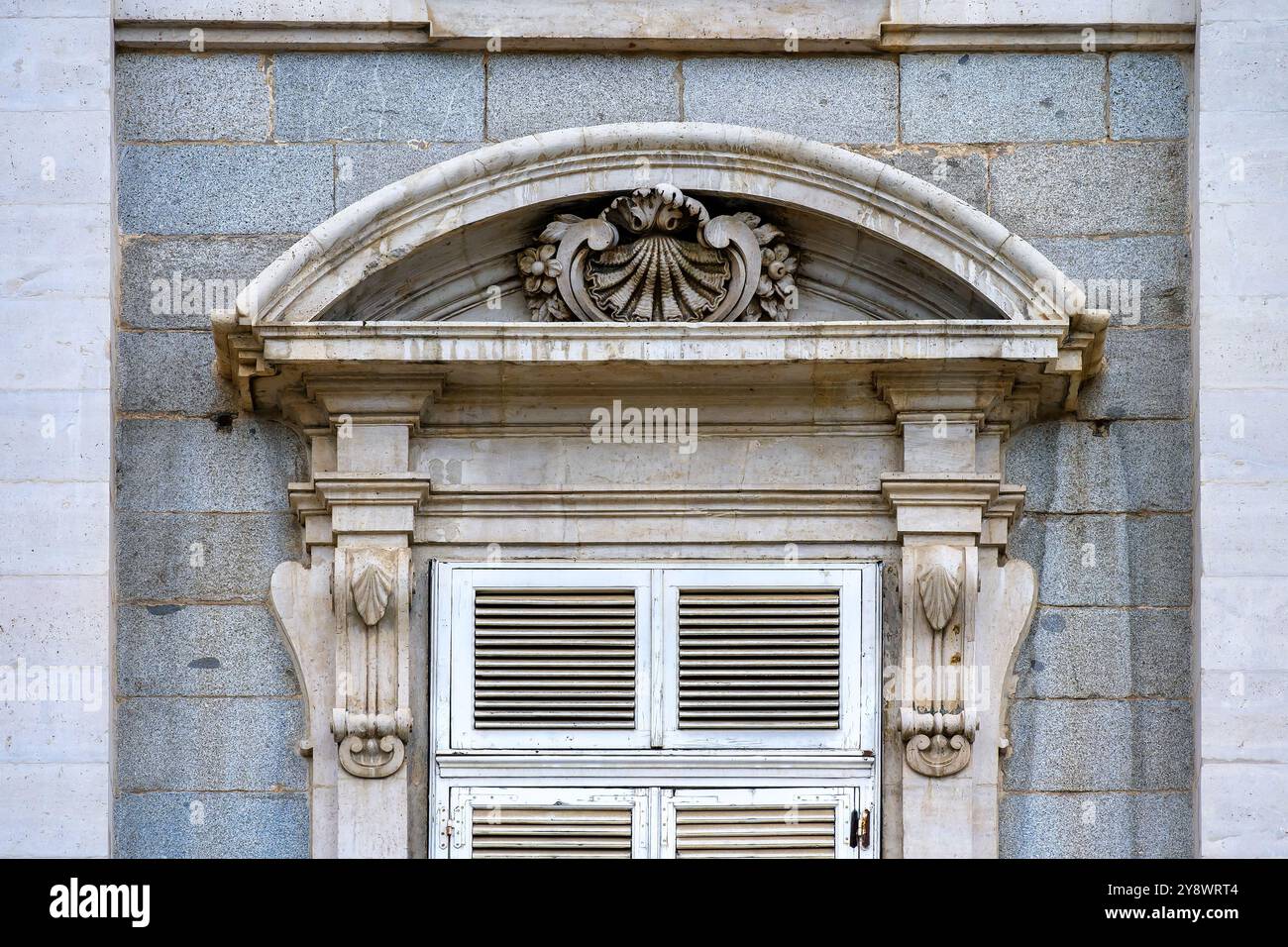 Madrid, Spanien - 26. September 2024: Architektonisches Merkmal eines Fensters im Königspalast. Stockfoto
