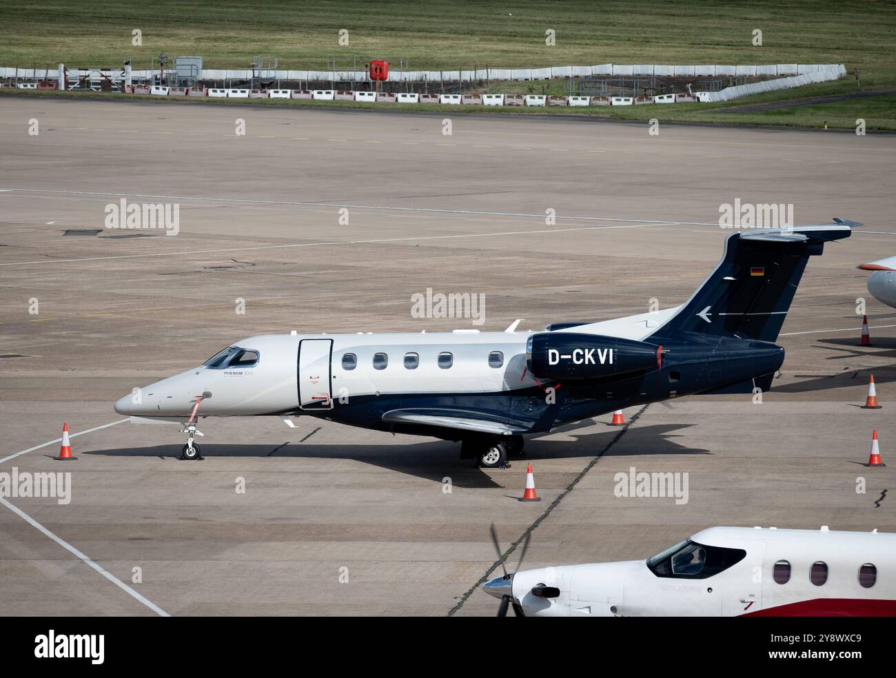 Embraer Phenom 300E am Flughafen Birmingham, Großbritannien (D-CKVI) Stockfoto