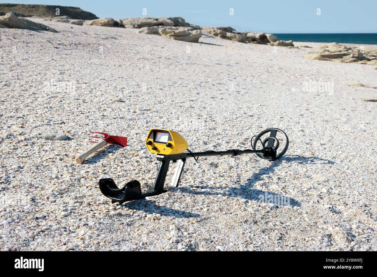 Metalldetektor am Sandstrand. Kaspisches Meer. Stockfoto