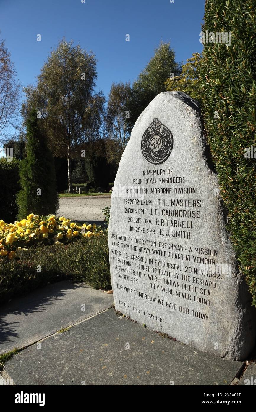 Gedenkstätte für alliierte Soldaten, die von der Gestapo nach dem gescheiterten Einsteiger des Zweiten Weltkriegs (1942) ermordet wurden, auf dem Grabfriedhof Eiganes, Stavanger, Norwegen. Stockfoto