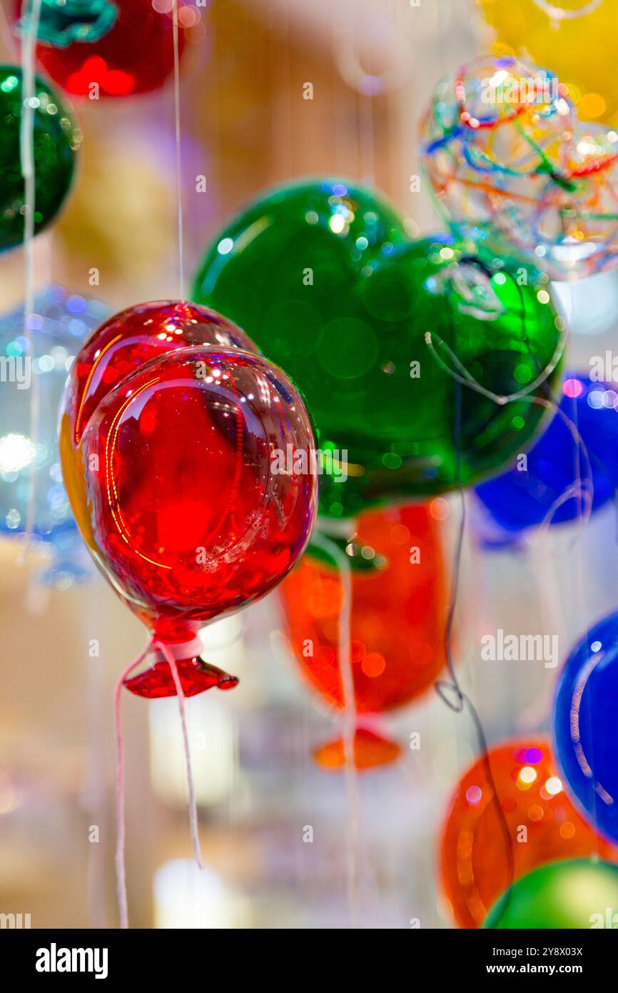 Luftballons aus Murano-Glas. Luftballons aus Murano-Glas in Form von Herzen. Bunte Luftballons aus venezianischem Murano Glas. Stockfoto