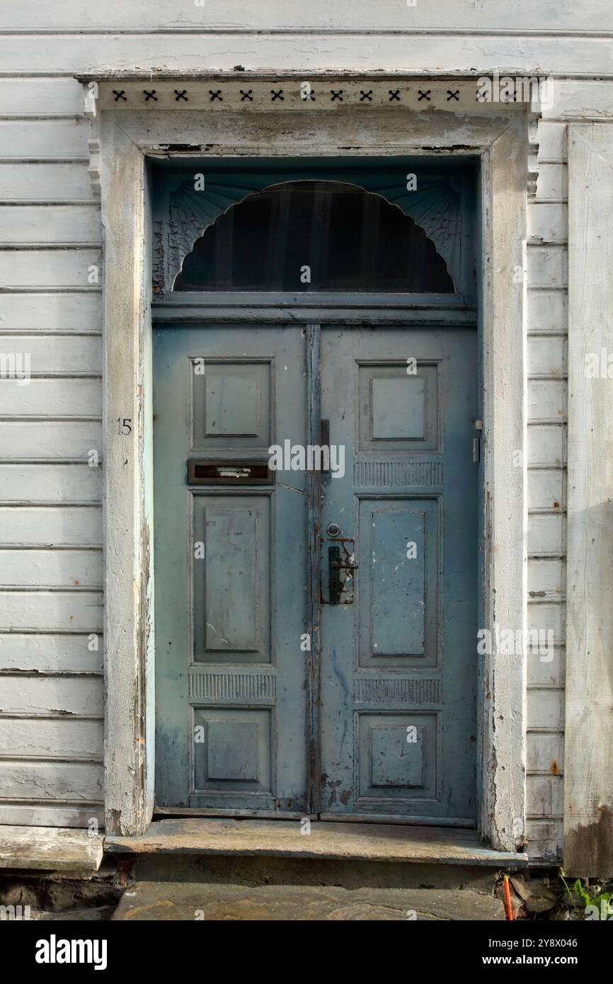 Alte blaue Holztür, Bergen, Norwegen. Stockfoto