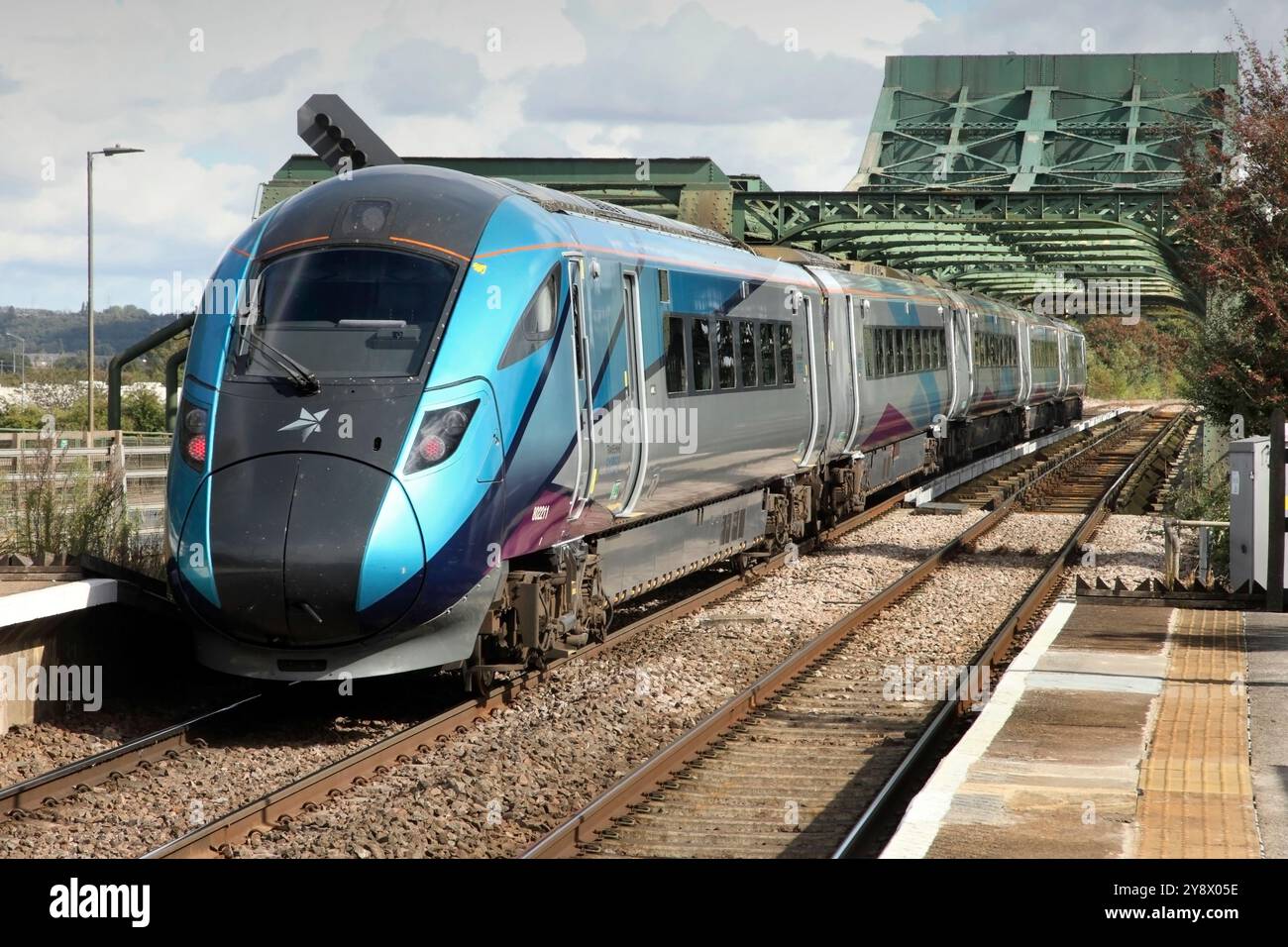 TransPennine Express 'Nova 1' Bimode Klasse 802 802211 hält am Bahnhof Althorpe an, mit dem Zug 3Q11 1041 Heaton nach Cleethorpes am 24.9.2008. Stockfoto