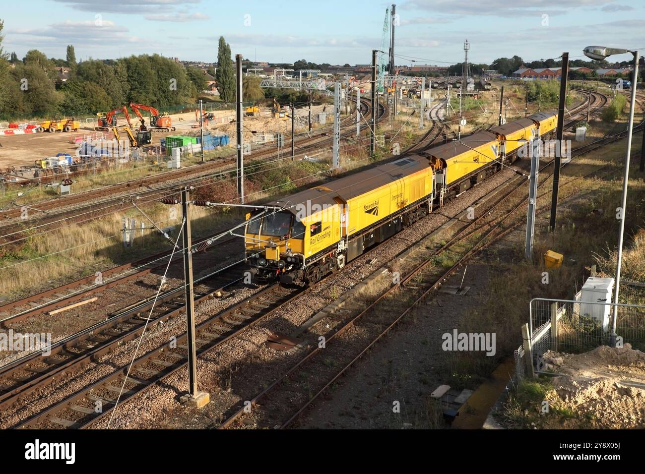 Die Network Rail Rail Mahlmaschine DR79404 bildet am 24.09.2013 in York den Dienst von Wellingborough to York Civil Engineers (4. Quartal 1227). Stockfoto