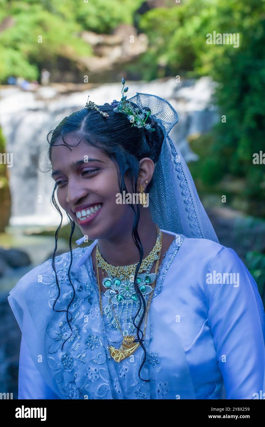 Lächelnde Braut mit Schmuck/Schmuck an ihrem Hochzeitstag, Rawana (auch bekannt als Ruwana, Ravana) Falls, Sri Lanka Stockfoto