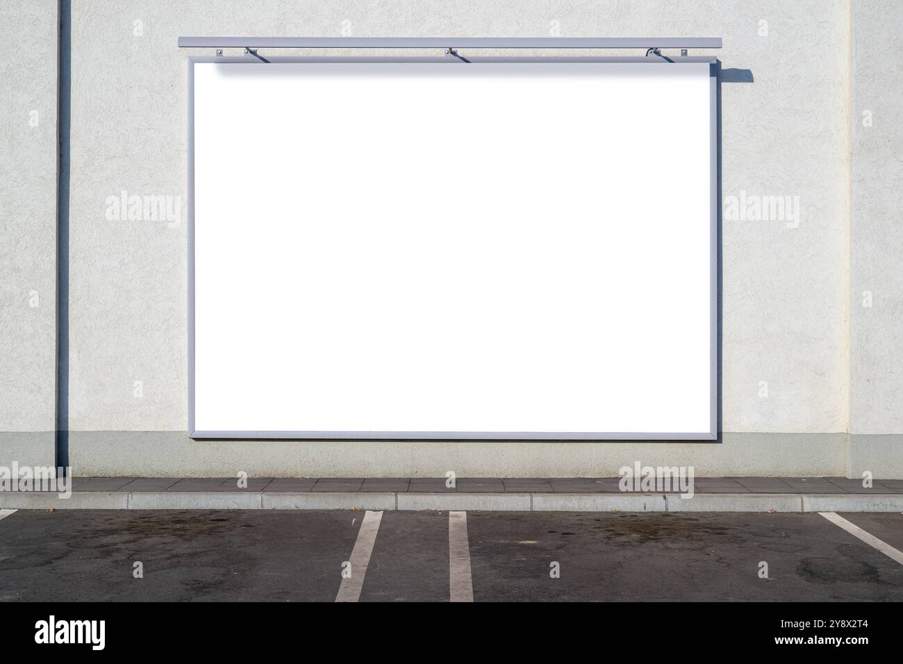 Leeres weißes Werbetafelplakat an der Außenwand als Design-Mockup-Kopierraum, selektiver Fokus Stockfoto