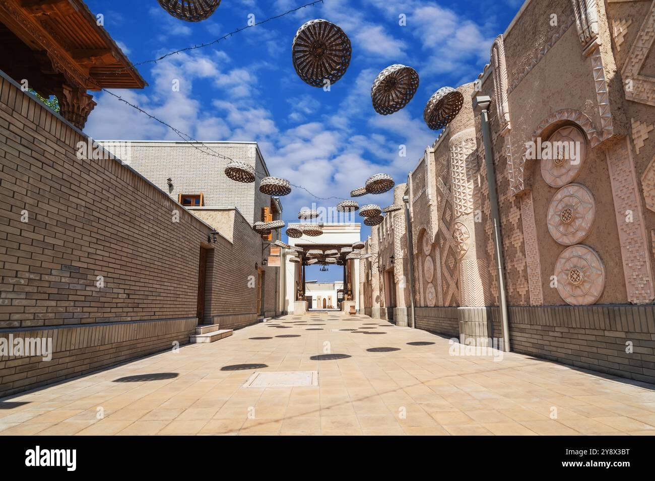 Eine alte enge Straße einer alten arabischen Stadt in Usbekistan. Stockfoto