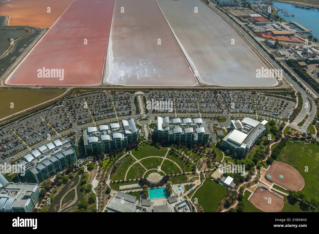 Aus der Vogelperspektive der Salzteiche in Redwood City, Kalifornien, USA Stockfoto