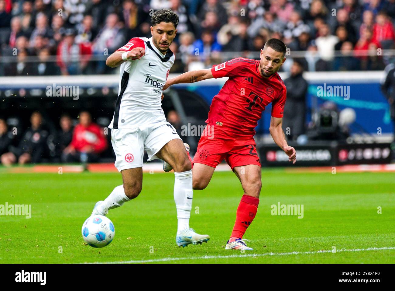 Omar Marmoush (Eintracht Frankfurt, #07) im Zweikampf mit Raphael Guerreiro (FC Bayern München, #22), GER, Eintracht Frankfurt vs. FC Bayern München, Fussball, 1. Bundesliga, 6. Spieltag, Spielzeit 2024/2025, 06.10.2024. DFL-VORSCHRIFTEN VERBIETEN DIE VERWENDUNG VON FOTOS ALS BILDSEQUENZEN UND/ODER QUASI-VIDEO. Foto: Eibner-Pressefoto/Florian Wiegand Stockfoto