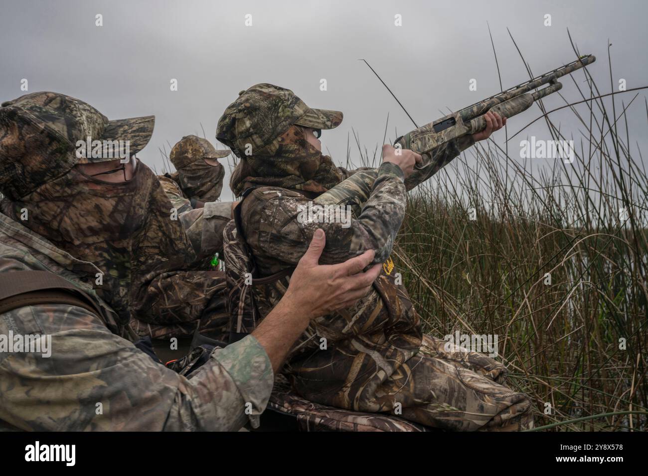 Chuck Fuller und seine beiden Töchter Grace, 14 und Rachael, 11, jagen Enten im Ottawa National Wildlife Refuge in der Nähe von Toledo, Ohio Stockfoto