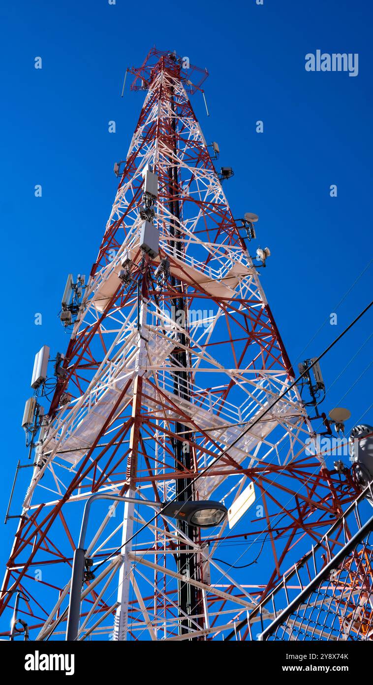 Kommunikationsantenne an einem sonnigen Tag Stockfoto