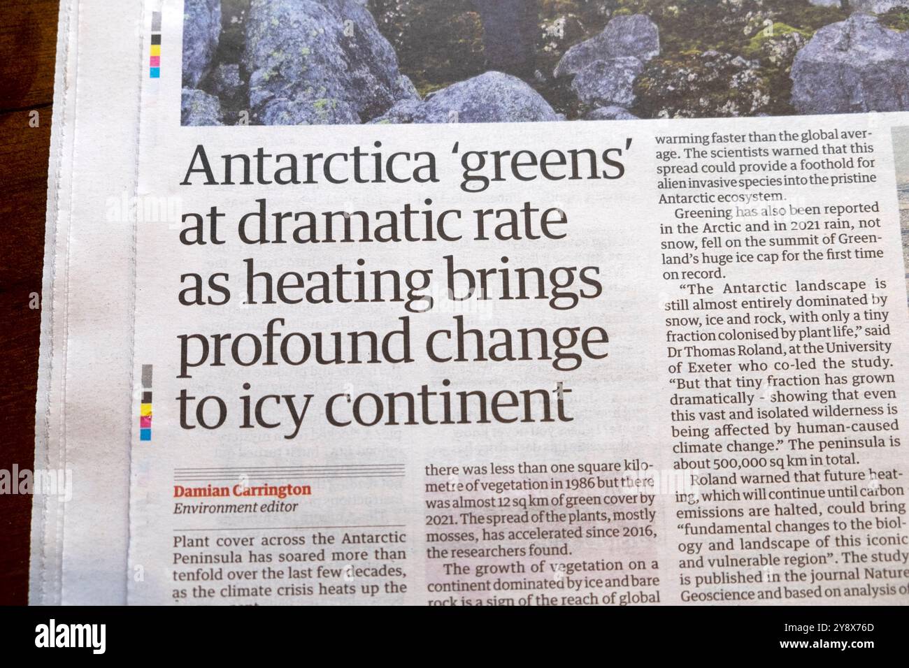 "Antarktis "grünt" in dramatischer Geschwindigkeit, da die Erwärmung tiefgreifende Veränderungen auf dem Eiskontinent bringt", titelt die Zeitung Guardian klimaartikel 5. Oktober 2024 Stockfoto