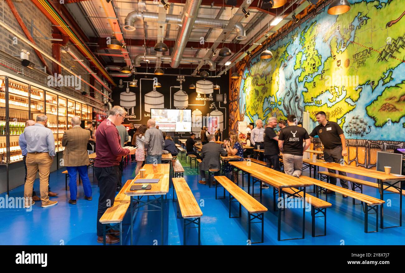 Personen auf einer Tour durch die BrewDog-Fabrik und das Hauptquartier in Ellon, Aberdeenshire, Schottland Stockfoto