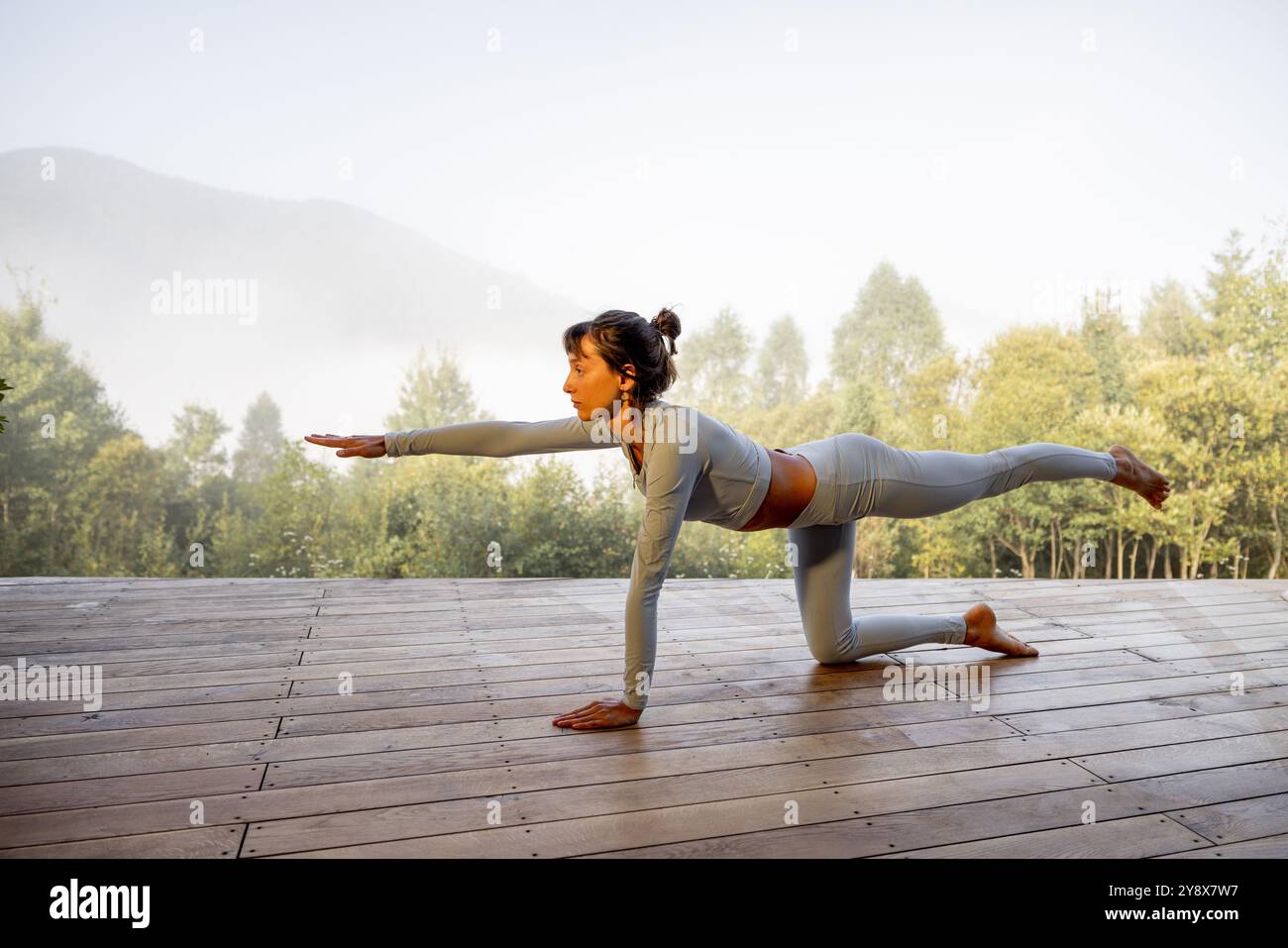 Yoga am Morgen in der Umarmung der Natur Stockfoto