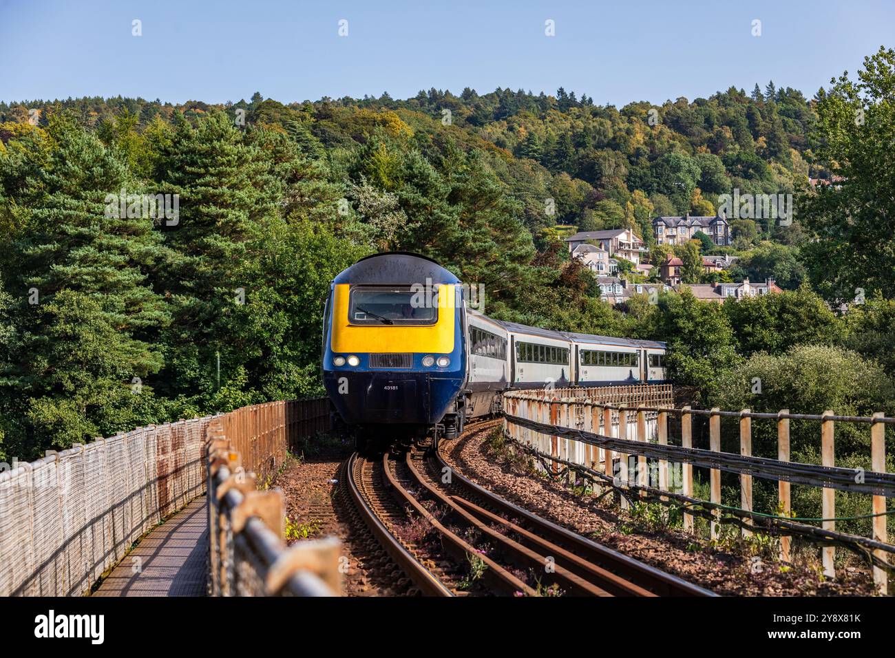 Perth City, Schottland. Ein Zug überquert die West Railway Bridge über den Fluss Tay im Stadtzentrum Stockfoto