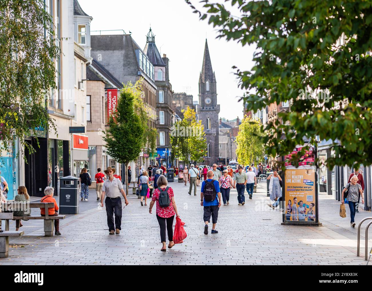 Stadtzentrum von Perth, Schottland. Die Leute genießen die Stadt im Sommer Stockfoto