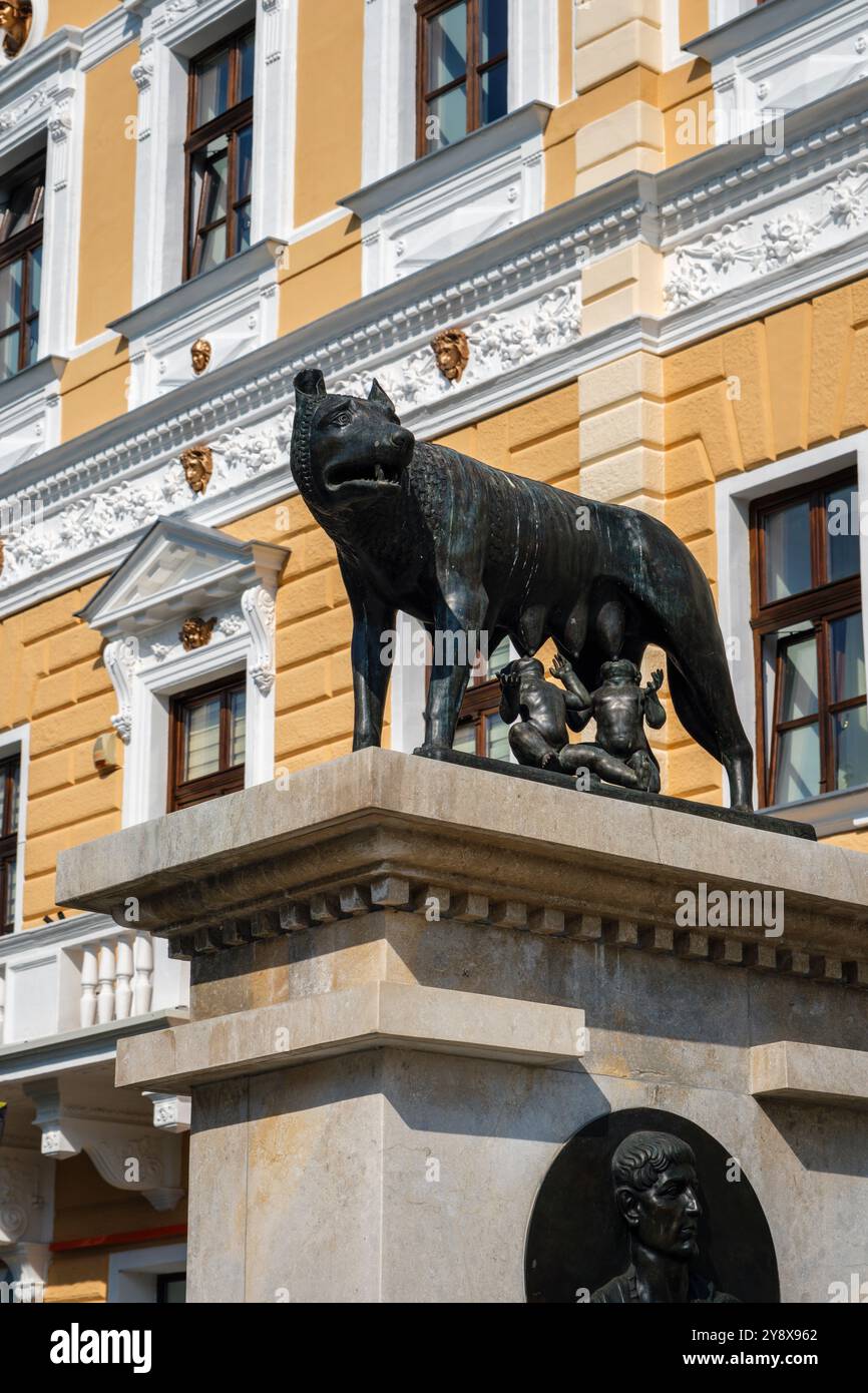 Skulptur des Kapitolinischen Wolfs, die die mythische Wolfsfrau Romulus und Remus darstellt, Bulevardul Eroilor, Cluj-Napoca, Transsilvanien, Rumänien Stockfoto