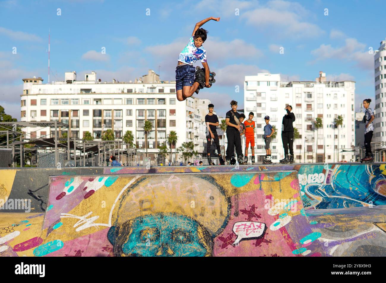 Ein junger marokkanischer Skater, der im Nevada Skate Park in casablanca, Marokko, eine Rollschuhfigur spielt Stockfoto
