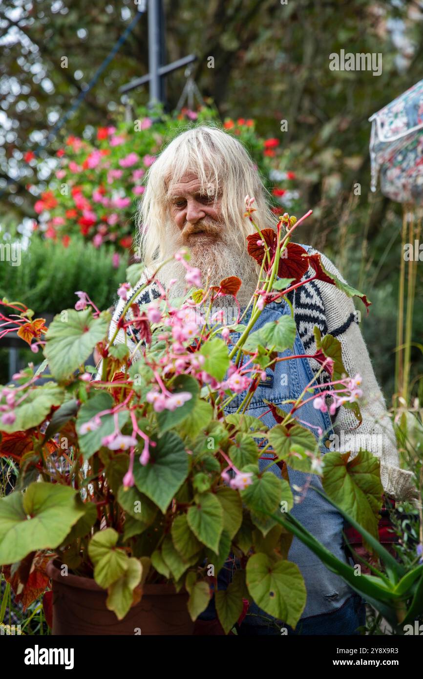 Menschen einkaufen während des Columbia Road Flower Market in East London am 29. September 2024. Foto: Sam Mellish Stockfoto