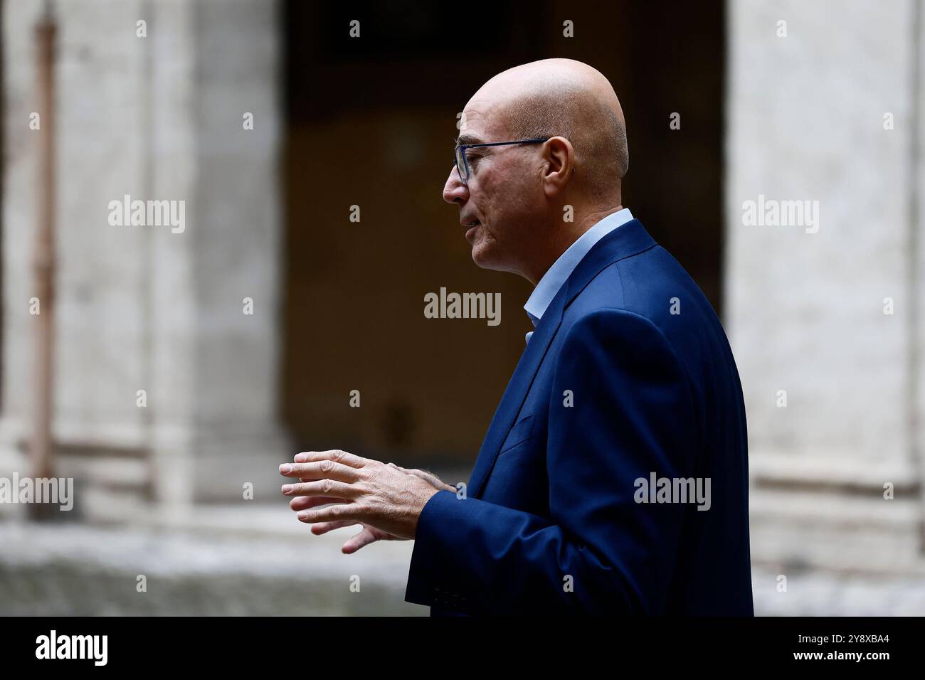 Roma, Italien. Oktober 2024. Aldo Cazzullo präsentierte la trasmissione Una Giornata Particolare in onda su La 7, Italia &#x2014; Luned&#xec; 07 Ottobre 2024 - Cronaca - (Foto di Cecilia Fabiano/LaPresse) Aldo Cazzullo präsentiert die Sendung Una Giornata Particolare auf La 7 Rom, Italien - Montag, 07. Oktober 2024 - News - (Foto von Cecilia Live Presse Stockfoto