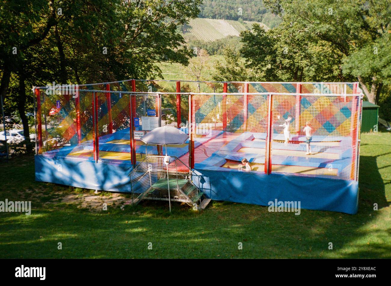 Outdoor-Trampoline, Krapfenwaldlbad, Wien, Österreich, Europa. Stockfoto