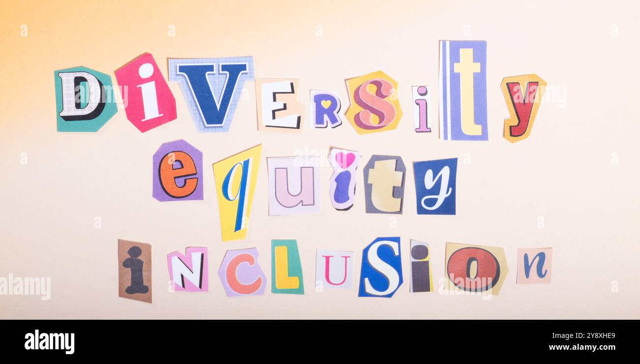 Diversity, Equity, Inklusion (DEI)-Satz, der in der Typografie des Zeitungsausschnitts geschrieben wird, farbenfroh auf weichem gelbem Hintergrund. Stockfoto