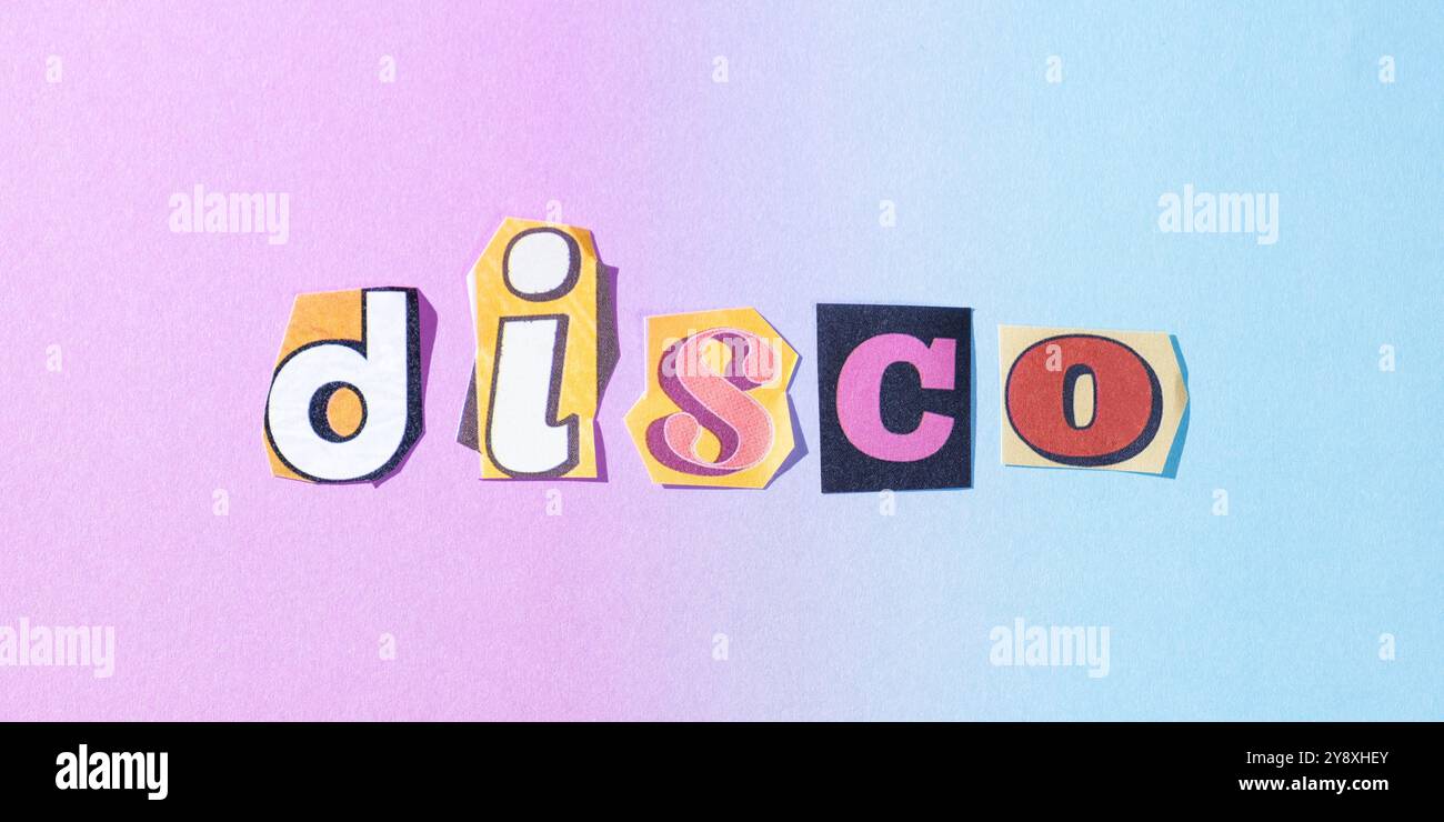 Word Disco wurde mit ausgeschnittenen Buchstaben im Zeitungsstil, Typografie, mehrfarbig, auf hellrosa und blassblauem Verlaufshintergrund geschrieben. Stockfoto