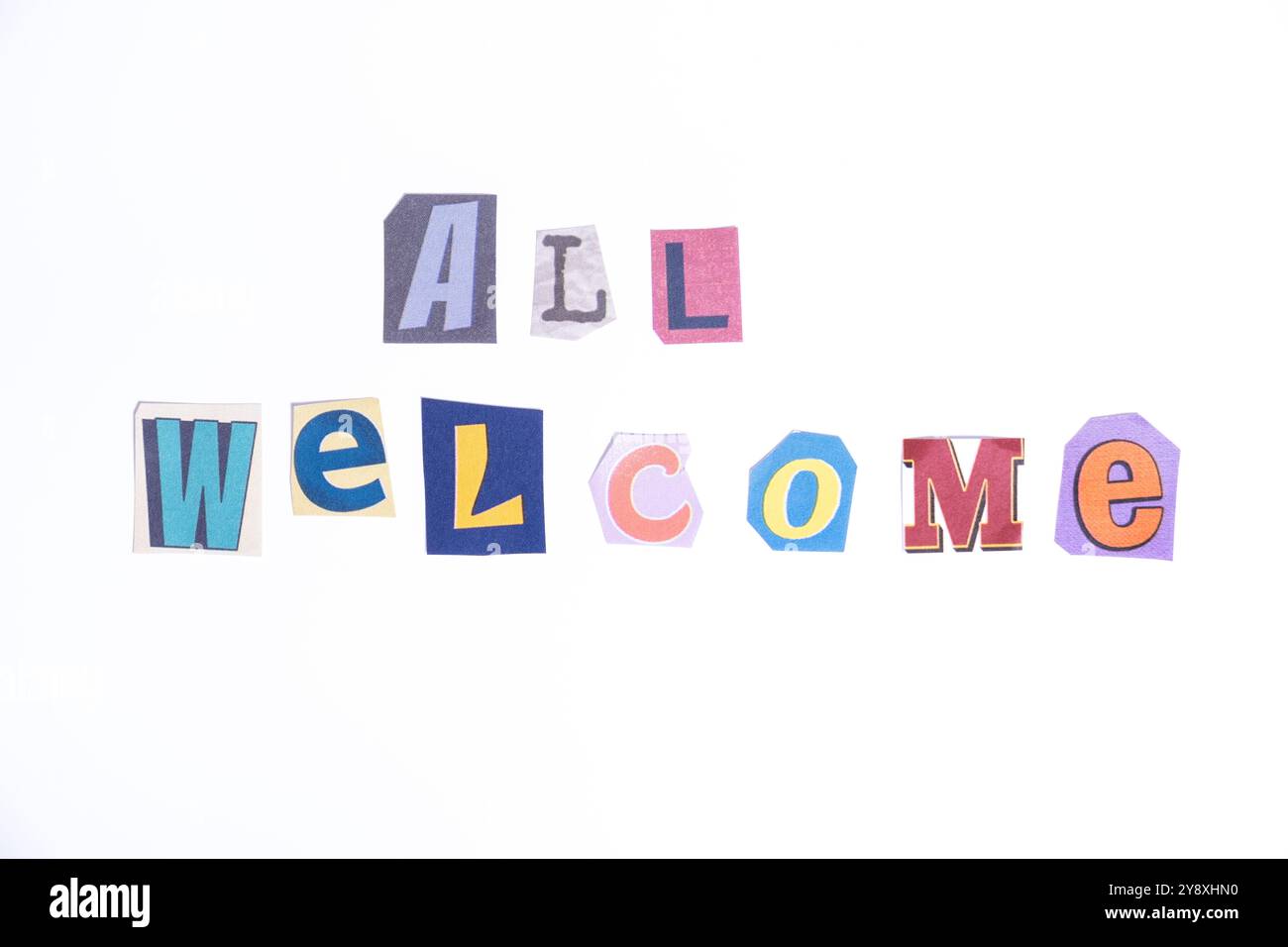 Begrüßungssymbol. Concept Words alle Willkommen isoliert auf sauberem weißem Hintergrund in lustigen ausgeschnittenen Zeitungsstil Schreibschrift. Inklusion, Inklusion Stockfoto