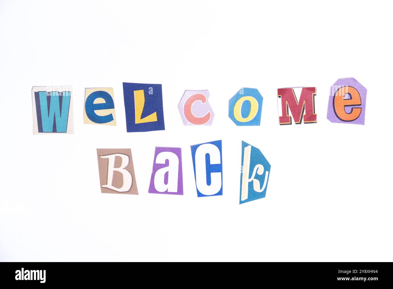 Begrüßungssymbol. Konzeptworte Willkommen zurück isoliert auf sauberem weißem Hintergrund in lustigen ausgeschnittenen Zeitungsstil-Schreibschrift. Stockfoto