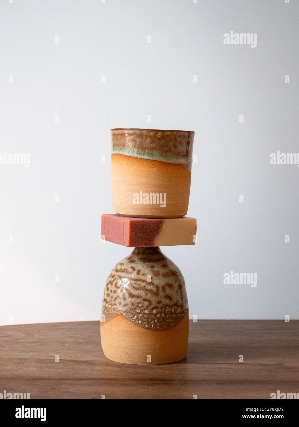 Schöne handwerkliche Töpferkomposition, Tassen und Seife handgefertigt in frankreich, rustikaler Stil und heller Hintergrund Stockfoto