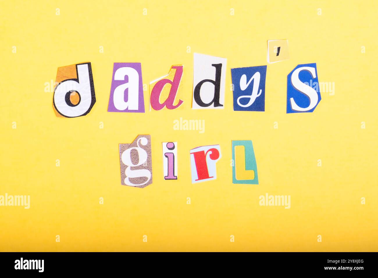 Phrase Daddys Mädchen geschrieben in ausgeschnittener Zeitungsart Typografie, isoliert auf gelbem Hintergrund. Stockfoto